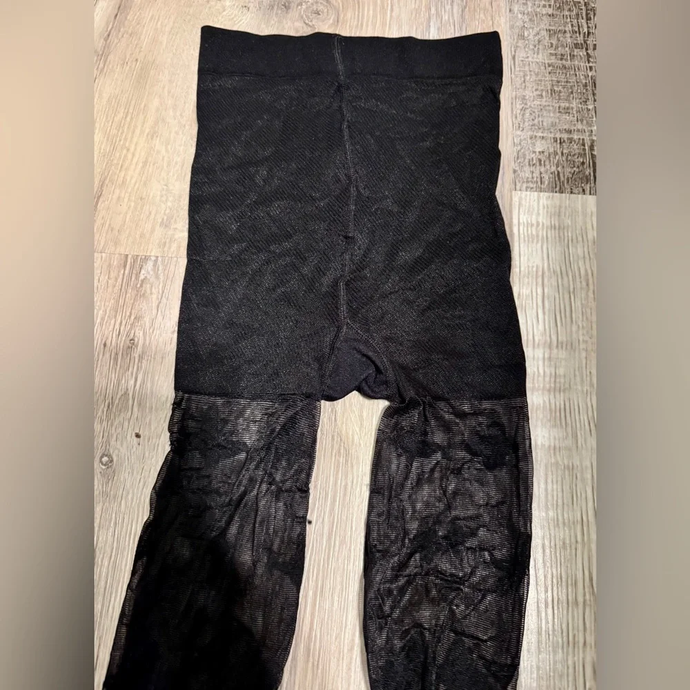 Women's black tights with a butterfly print. Sizes S-M, 20 den. Smoke-free home